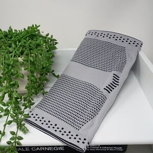 Gray and Black Patterned Knee Sleeve